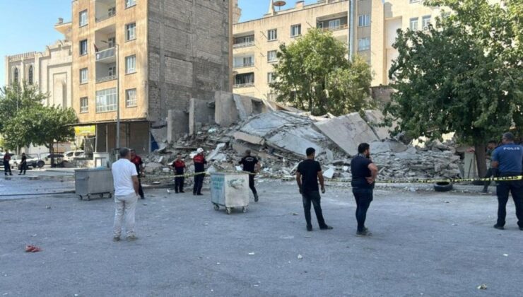 Şanlıurfa’da yıkım sırasında bina iş makinesinin üzerine devrildi