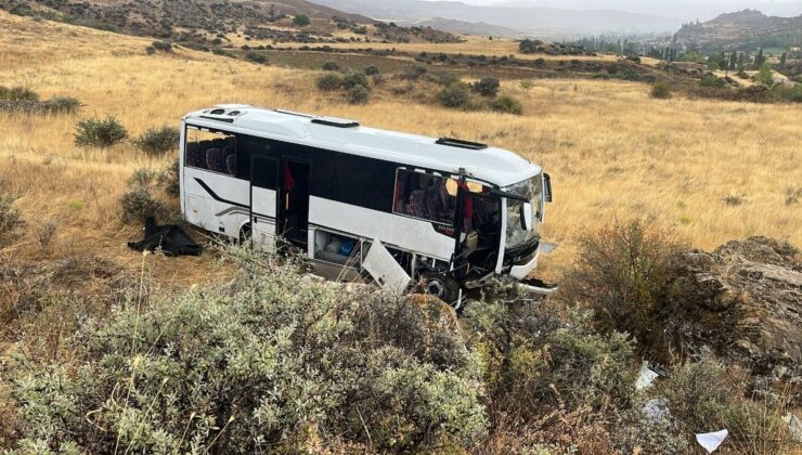 Sivas’ta düğüne giden midibüs devrildi