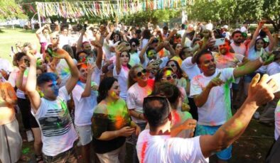 Van’da İranlılar boya ve su festivalinde doyasıya eğlendi