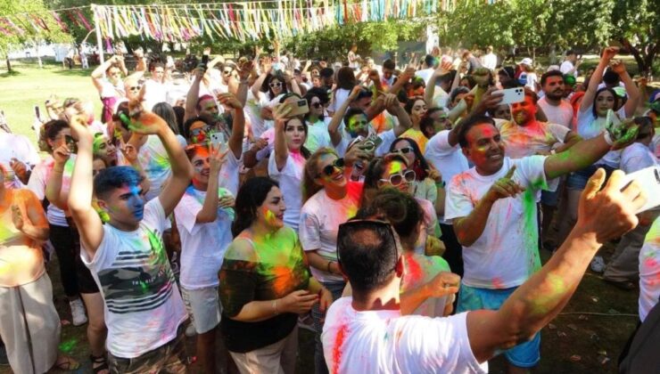 Van’da İranlılar boya ve su festivalinde doyasıya eğlendi