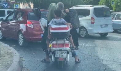 Adana’da motosikletle halı yıkama makinesi taşıyan aile