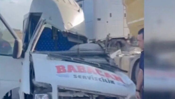 Adana’da tır ve servis minibüsü çarpıştı: Ölü ve yaralılar var