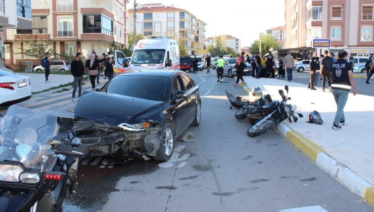 Aksaray’da ehliyetsiz sürücü polisten kaçarken otomobile çarptı