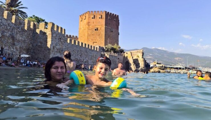 Alanya’da vatandaşların deniz keyfi