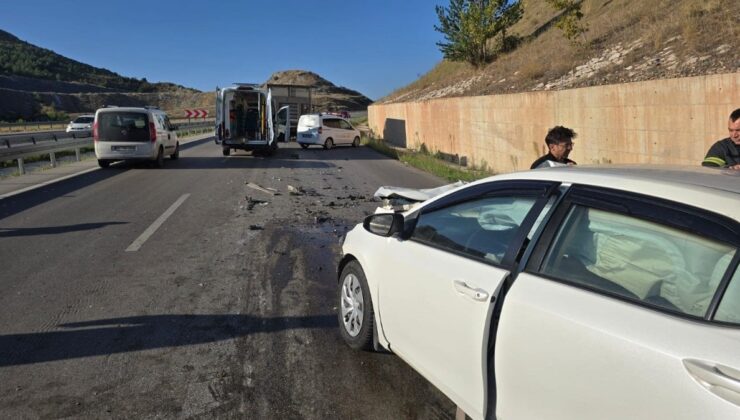 Amasya’da feci kaza: Otomobil kamyona çarptı