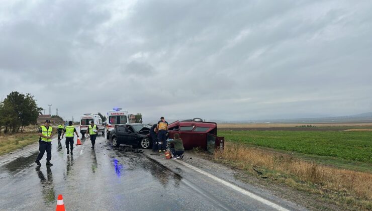 Amasya’da iki otomobil çarpıştı: 2 ölü 1 yaralı