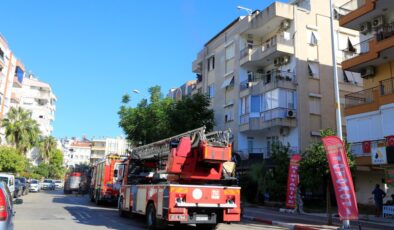 Antalya’da dairede çıkan yangın apartman sakinlerini sokağa döktü