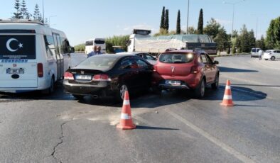 Antalya’da İki otomobil çarpıştı, kimsenin burnu bile kanamadı