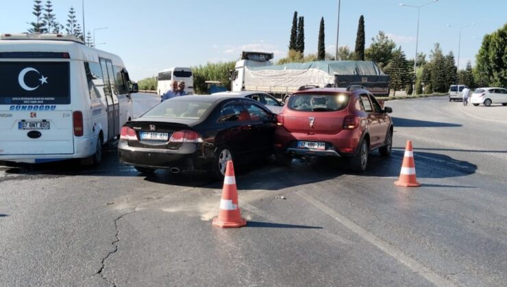 Antalya’da İki otomobil çarpıştı, kimsenin burnu bile kanamadı