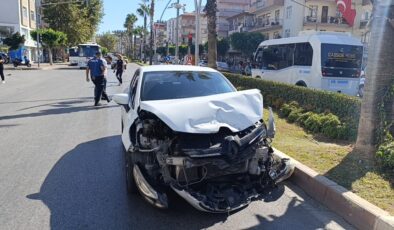 Antalya’da kırmızı ışık ihlali yapan araç hurdaya döndü