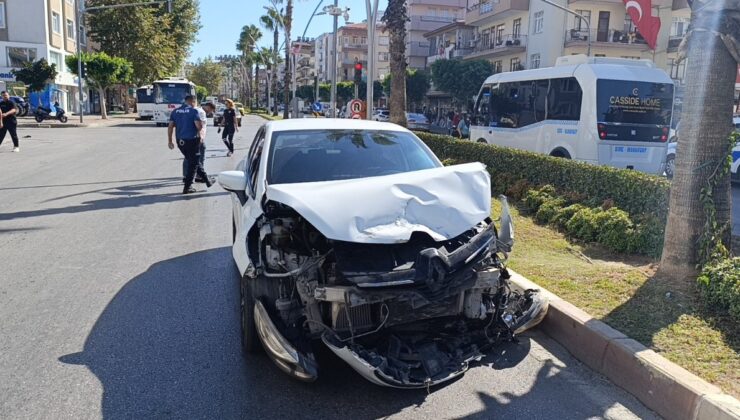 Antalya’da kırmızı ışık ihlali yapan araç hurdaya döndü