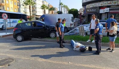 Antalya’da kırmızı ışıkta geçen motosiklet sürücüsü kaza yaptı