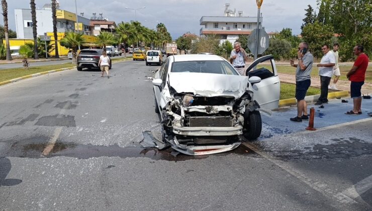 Antalya’da otomobil kamyonla çarpıştı: Faciadan dönüldü