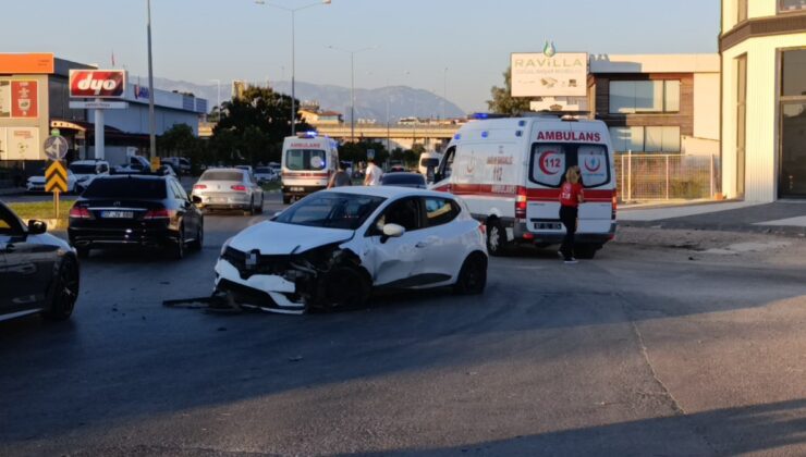 Antalya’da refüjü aşan otomobil trafik ışıklarına çarptı