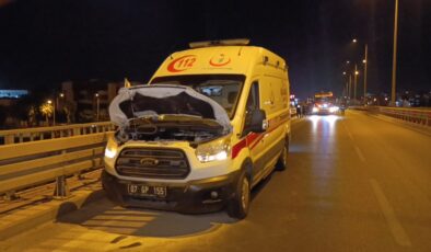 Antalya’da seyir halindeki ambulansın motoru yandı