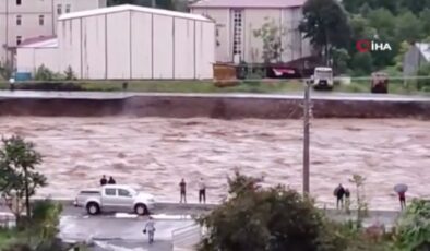 Artvin’i şiddetli sağanak vurdu: Yollar çöktü