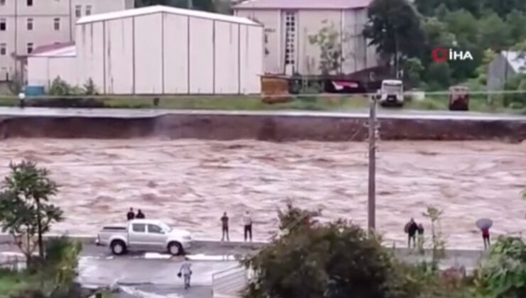 Artvin’i şiddetli sağanak vurdu: Yollar çöktü