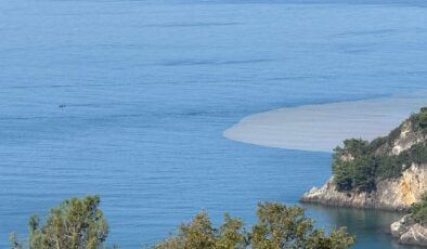 Bartın Irmağı’ndan akan çamurlu su, denizin rengini değiştirdi