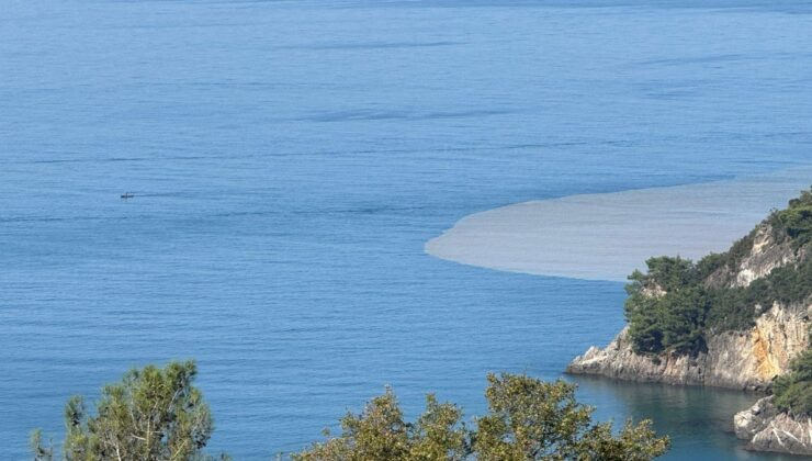 Bartın Irmağı’ndan akan çamurlu su, denizin rengini değiştirdi