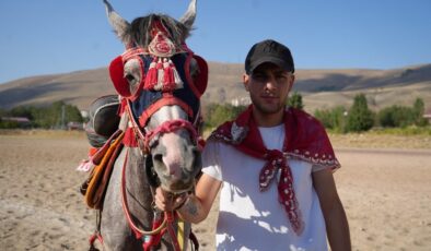 Bayburt’ta askere giden oğluna ata sporuyla eğlence düzenlendi