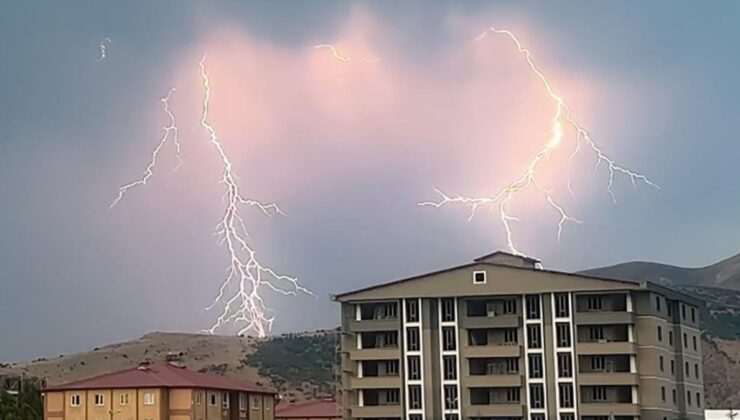 Bitlis’te gökyüzü şimşeklerle aydınlandı, sağanak sellere neden oldu