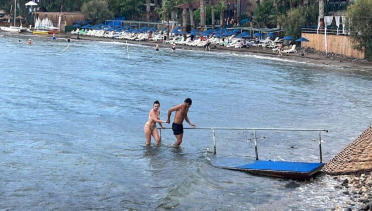 Bodrum’da turistlerin yağmurda deniz keyfi