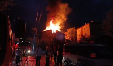 Bolu’da yıldırım düşen evin çatısı yandı