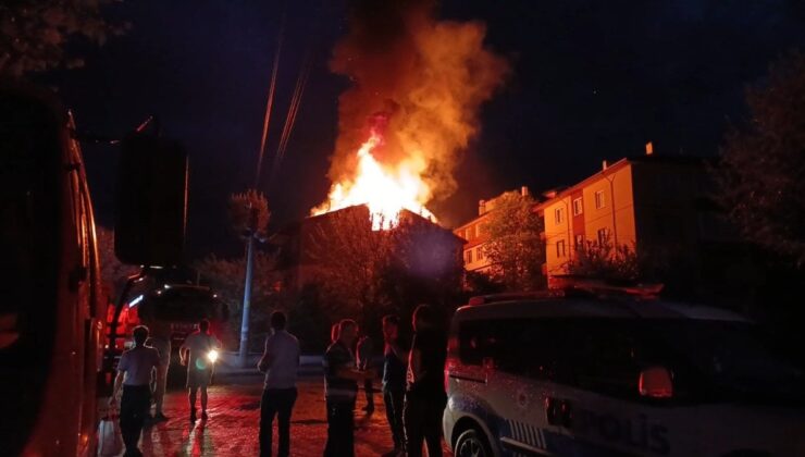 Bolu’da yıldırım düşen evin çatısı yandı