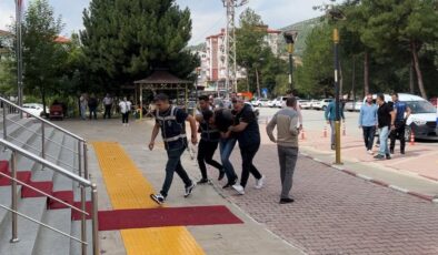 Burdur’da aracının önünü kesip kuzenini öldüren genç ve eşi tutuklandı