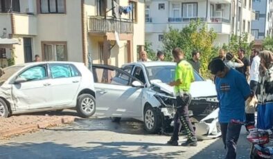 Bursa’da otomobiller kafa kafaya çarpıştı: 4 yaralı