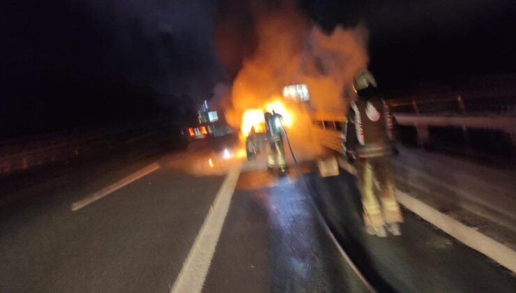 Çekmeköy’de seyir halindeki otomobilde yangın