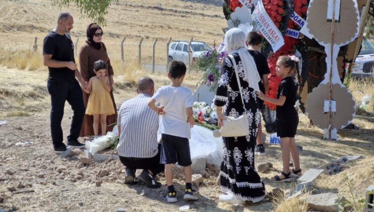 Diyarbakır’da Narin’in kabri başında dua edip, oyuncak bırakıyorlar