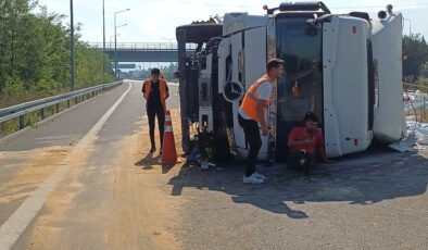 Düzce’de bariyerlere çarpan çimento yüklü tır otoyola devrildi