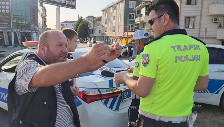 Düzce’de kasksız yakalanan motosikletli: Bana ceza yazmayın, alo desem 10 kask gelir