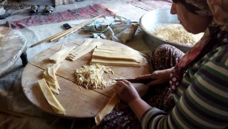 Erzincan’da kadınların kışlık hazırlamam mesaisi