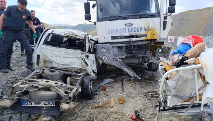 Erzurum’da kamyonla çarpışan kamyonet ikiye ayrıldı