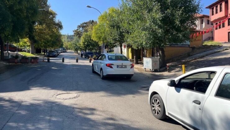 Eskişehir’de trafiğe kapanan caddede araçlar mahsur kaldı