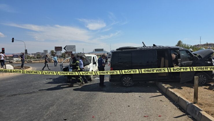 Gaziantep’te hafif ticari araç ile minibüs çarpıştı: 4 yaralı