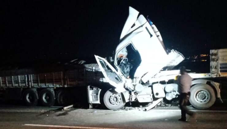 Gaziantep’te önündeki tıra çarpan tır sürücüsü hayatını kaybetti