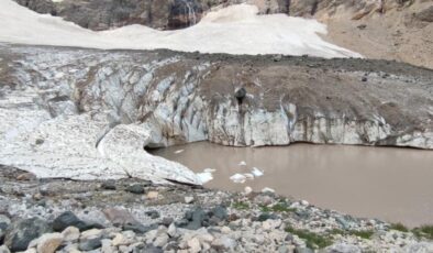 Hakkari’de 20 bin yıllık buzullar eriyor