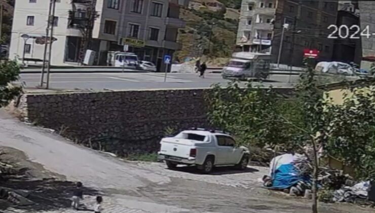 Hakkari’de kamyonetin yayaya çarptığı anlar