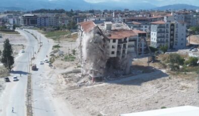 Hatay’da 9 katlı bina yerle bir oldu