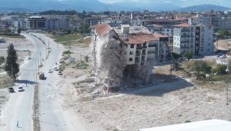 Hatay’da 9 katlı bina yerle bir oldu