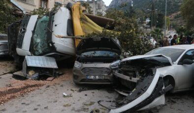 Hatay’da freni patlayan kamyon 9 aracı ezdi: 5 yaralı