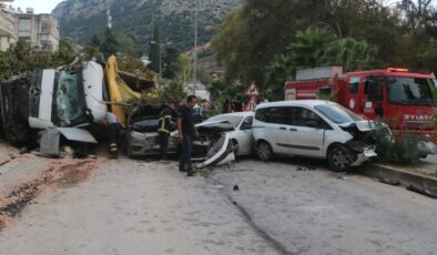 Hatay’da hafriyat kamyonu 7 araca çarptı