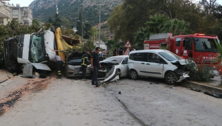 Hatay’da hafriyat kamyonu 7 araca çarptı