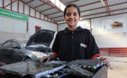 Hatay’da oto tamircisinin minik ustası: Diğer çocuklar oyun oynasın, ben işimdeyim