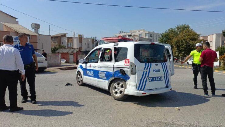 Hatay’da otomobil ile polis aracı çarpıştı