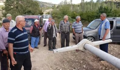 Isparta’da köylüler direk eyleminde yolu kapattı