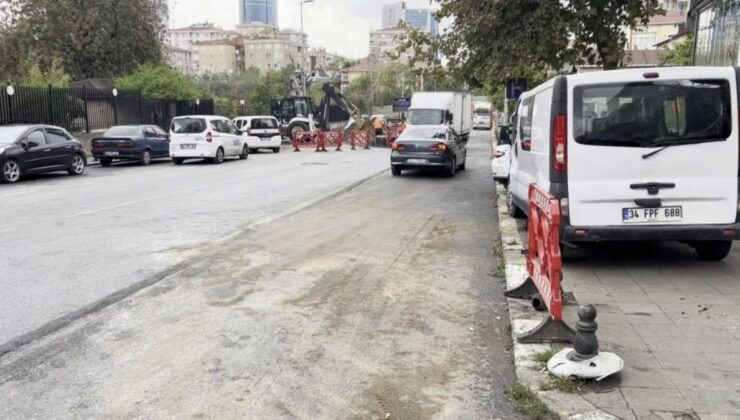 İstanbul’da devrilen kamyon araçlara zarar verdi